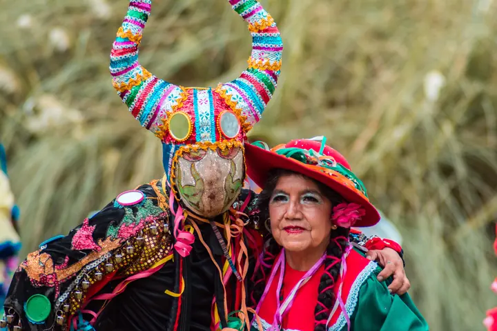 Máscara y traje de carnaval en Humahuaca (foto de muestra)